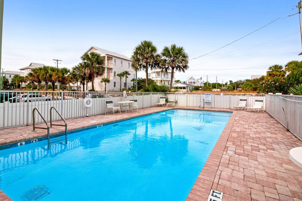Oceanfront condo w\/ pool access, washer\/dryer, central AC, and ocean view