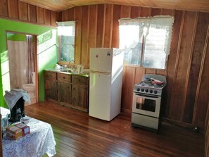 Fridge, microwave, rice cooker, blender - Sofi's Hostel Monteverde (Sierra)
