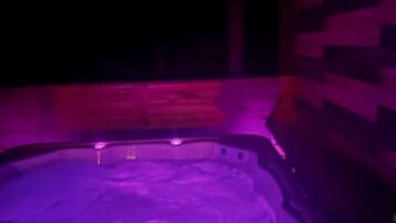 Bañera de hidromasaje al aire libre