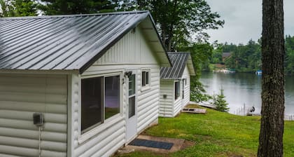 Wooded Lakeside Cottage ,Fishing, Snowmobiling, Hunting, Boats, Hot Tub