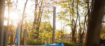 Beautiful and Historic Log Cabin: cozy, quiet, huge hot tub! Quiet getaway!