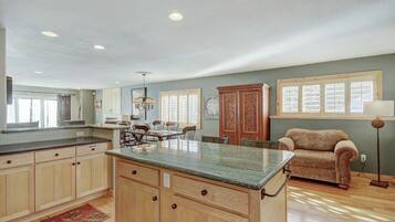 Townhouse Premium | Dapur pribadi | Lemari es besar, microwave, oven, dan mesin pencuci piring