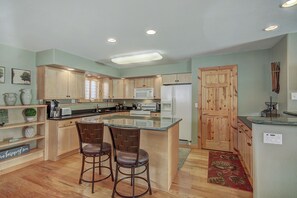 尊榮聯排別墅 | 私人廚房 | 大型冰箱、微波爐、烤箱、洗碗機