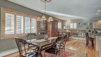 Townhouse Premium | Makan di kamar