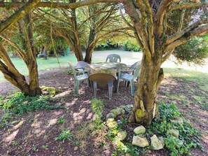 Outdoor dining - Take a break and unwind by the pool in the serene countryside of Southern France (Chef-Boutonne)