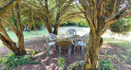 Profitez d'un moment de dĂ©tente autour de la piscine, dans un cadre champĂȘtre.