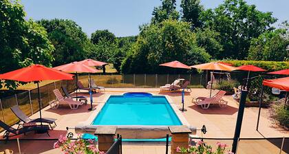 Charmantes Ferienhaus für 4! Großer Platz mit Picknick & Spielbereich, Grill, beheiztem Pool