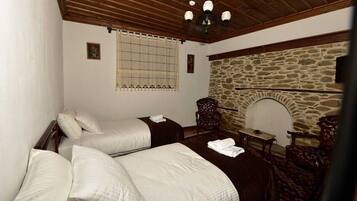 Twin Room | In-room safe, iron/ironing board, free WiFi