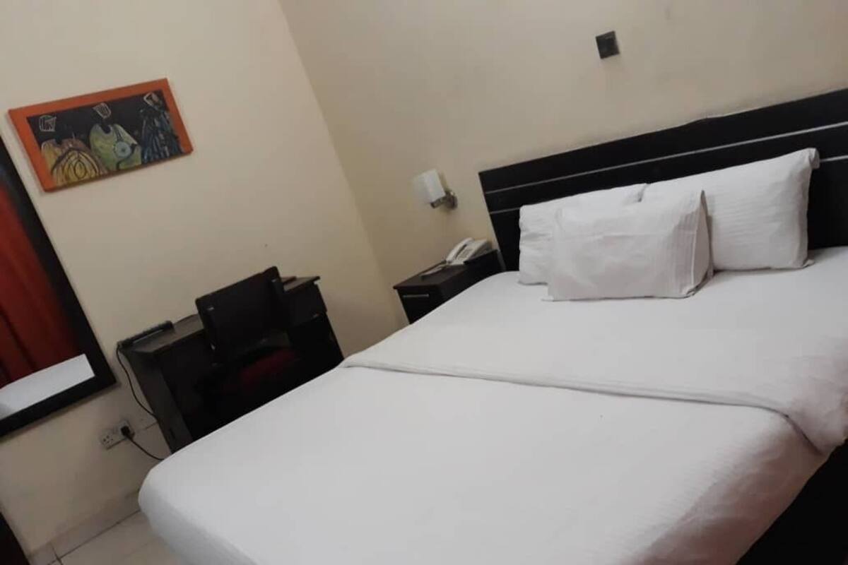 Habitación clásica | Escritorio, espacio para trabajar con laptop y cortinas blackout