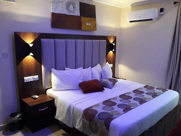 Deluxe Room | Desk, laptop workspace, blackout drapes, free WiFi - Class Suites (Lagos)