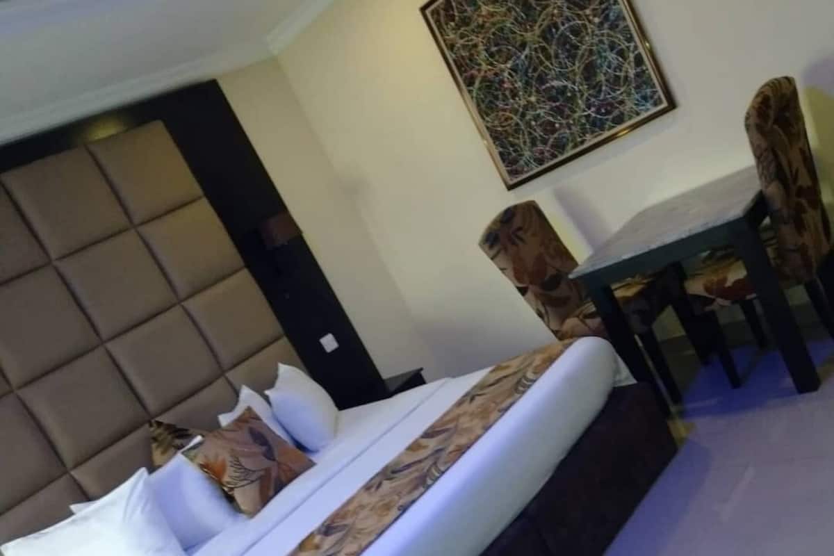 Habitación ejecutiva | Escritorio, espacio para trabajar con laptop y cortinas blackout