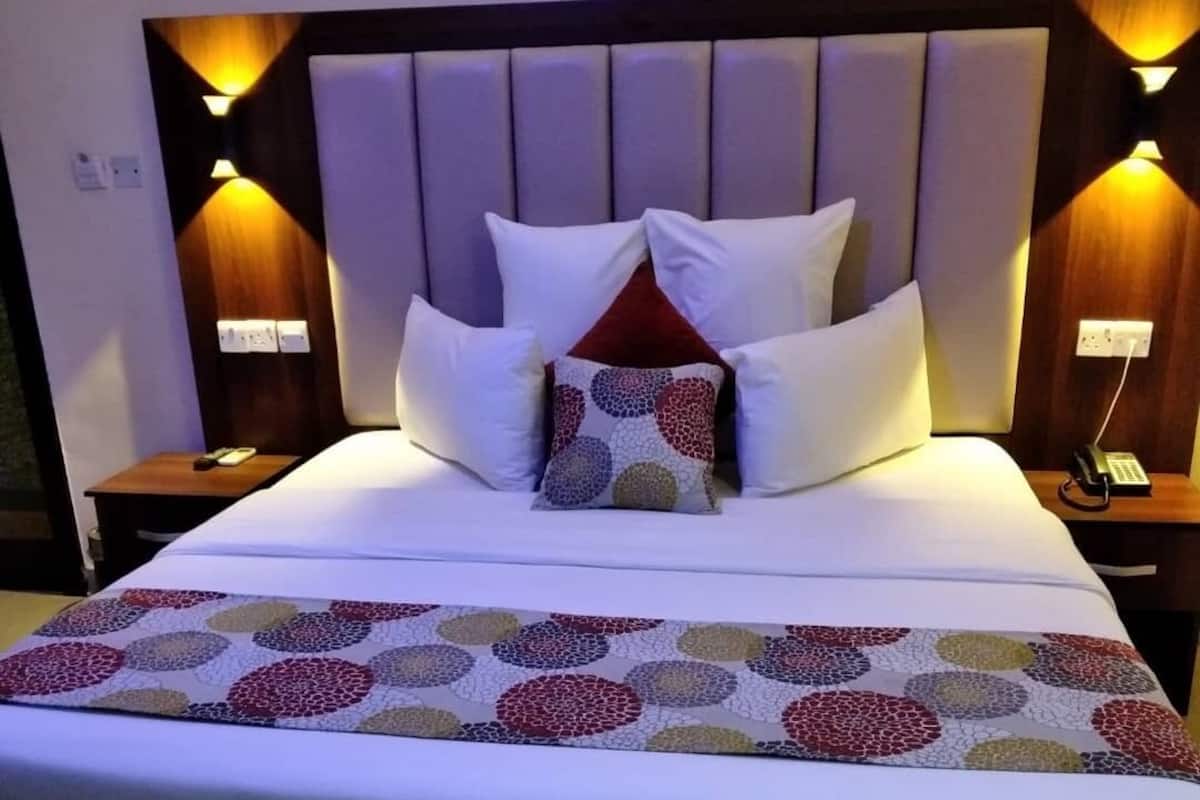 Habitación Deluxe | Escritorio, espacio para trabajar con laptop y cortinas blackout