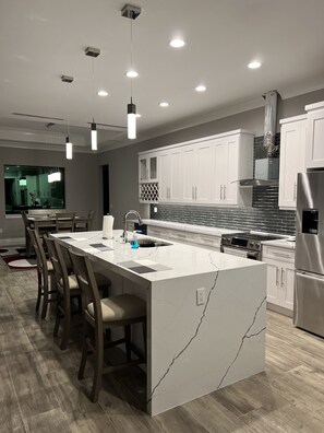 Fridge, microwave, oven, stovetop - New Contemporary Island Retreat walking distance to Beach, Restaurants and Parks (Marco Island)