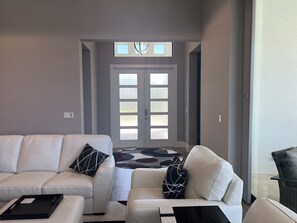 Smart TV - New Contemporary Island Retreat walking distance to Beach, Restaurants and Parks (Marco Island)