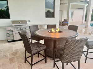 Outdoor dining - New Contemporary Island Retreat walking distance to Beach, Restaurants and Parks (Marco Island)