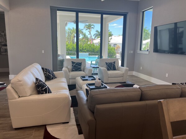 Smart TV - New Contemporary Island Retreat walking distance to Beach, Restaurants and Parks (Marco Island)