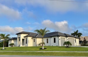 Exterior - New Contemporary Island Retreat walking distance to Beach, Restaurants and Parks (Marco Island)
