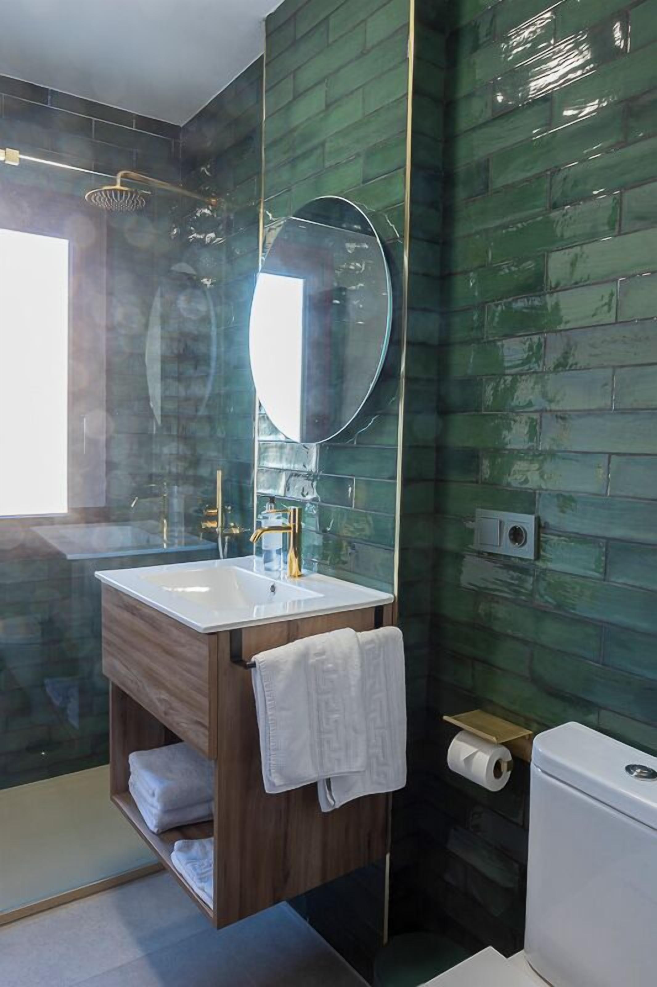 Tweepersoonskamer | Badkamer | Een bad/douchecombinatie, een regendouche, gratis toiletartikelen
