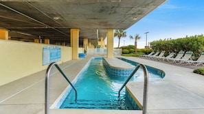 Een binnenzwembad en een buitenzwembad