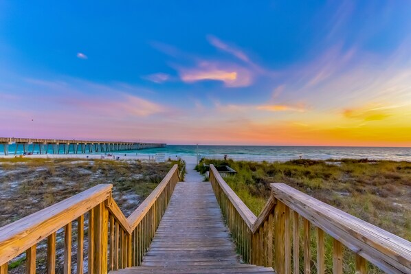 On the beach - Gulf-front, 23rd-floor condo with pools, hot tubs, seasonal beach service & gym (Panama City Beach)