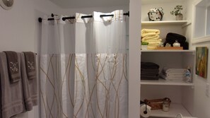 Shower, hair dryer, towels, soap - The Commuter's Dream. This location is close to you destination. (Chattanooga)