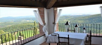 LA TORRE, AN EAGLE NEST ABOVE THE TUSCANY LANDSCAPE
