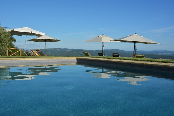 Outdoor pool - LA TORRE, AN EAGLE NEST ABOVE THE TUSCANY LANDSCAPE (Castelnuovo Berardenga)