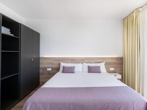 1 bedroom, bed sheets