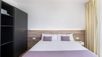 1 bedroom, bed sheets