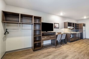 Escritorio, espacio para trabajar con laptop y wifi gratis