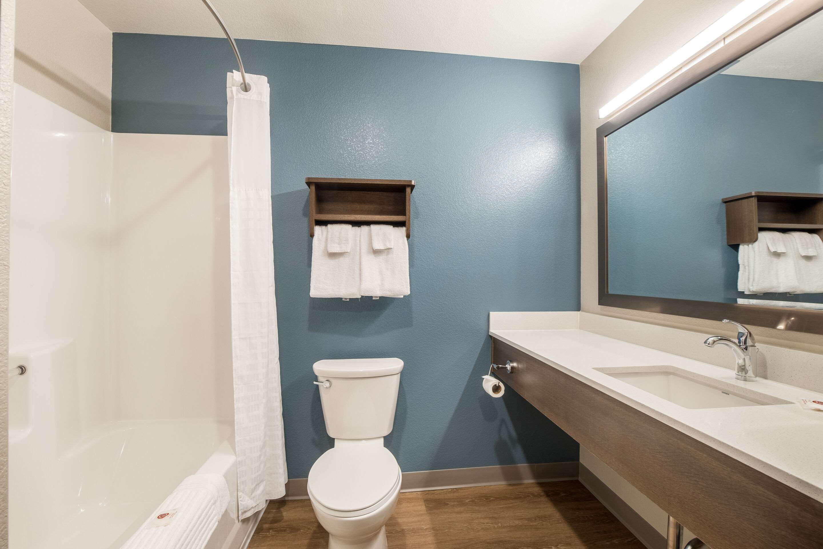 Combined shower/bathtub, towels