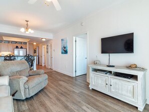 Smart TV, DVD player, books - Crystal Tower - Beautiful View of the Gulf -14th floor -1407- indoor heated pool (Gulf Shores)