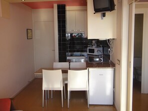 Fridge, microwave, oven, coffee/tea maker