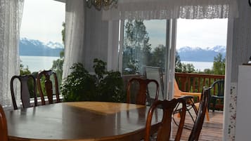Rumah Tradisional | Makan di kamar