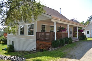 Front of property - Pioneer Inn Guesthouse (Homer)