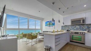 Una cucina moderna con vista sull'oceano, una zona pranzo con vista e un'ampia finestra.