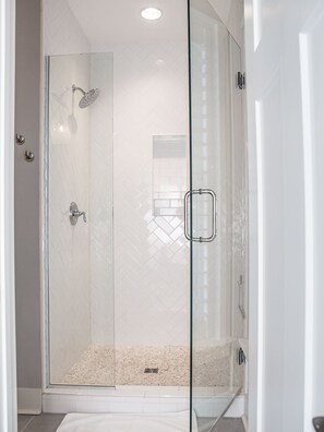Secador de cabelo, toalhas de banho, sabonete, shampoo