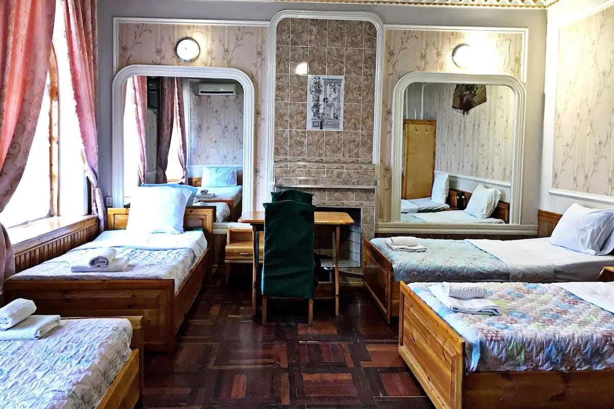 Habitación cuádruple estándar | Wifi gratis y ropa de cama