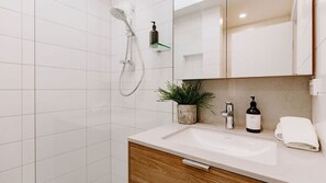 Dusche, Haartrockner, Handtücher