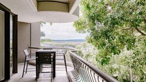 Outdoor dining - Elsa - Little Cove. Completely renovated and redecorated (Noosa Heads)