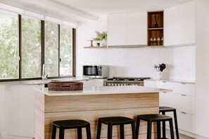 Frigorifero, microonde, forno, piano cottura
