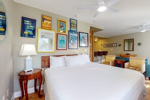 Een strijkplank/strijkijzer, internet, beddengoed