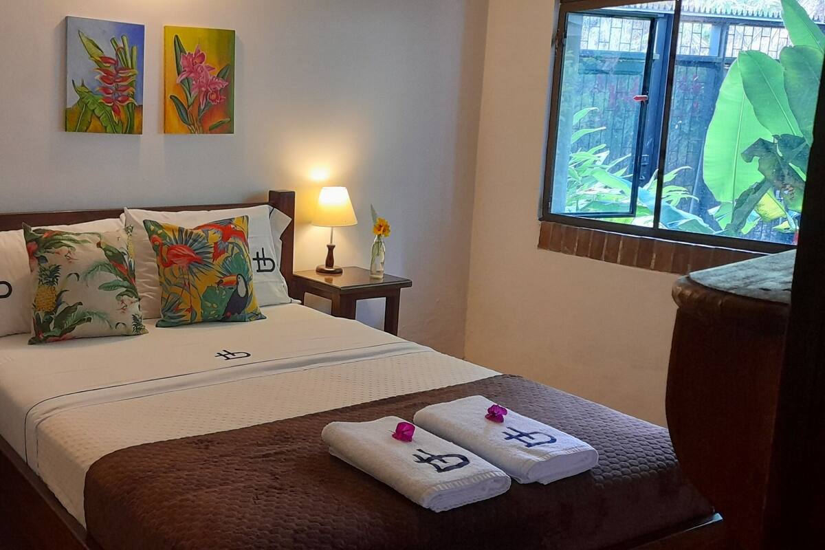 Quarto casal standard | Edredons de pluma, Wi-Fi de cortesia