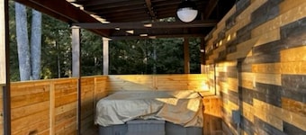 Wooded Lakeside Cottage ,Fishing, Snowmobiling, Hunting, Boats, Hot Tub