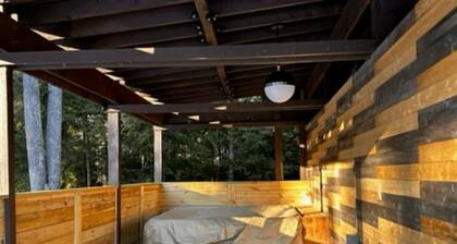 Wooded Lakeside Cottage ,Fishing, Snowmobiling, Hunting, Boats, Hot Tub