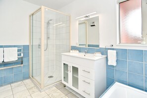City-House | Badezimmer | Duschwanne, Haartrockner, Handtücher, Seife