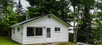 Wooded Lakeside Cottage ,Fishing, Snowmobiling, Hunting, Boats, Hot Tub