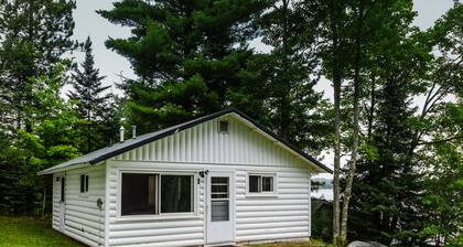 Wooded Lakeside Cottage ,Fishing, Snowmobiling, Hunting, Boats, Hot Tub