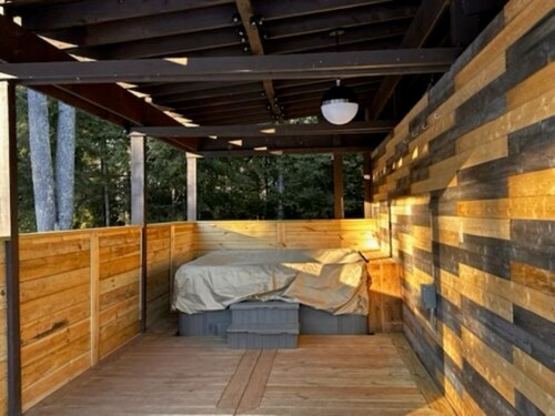 Wooded Lakeside Cottage ,Fishing, Snowmobiling, Hunting, Boats, Hot Tub