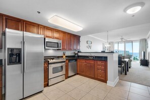 Geladeira, micro-ondas, fogão, cooktop